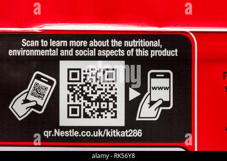Kitkat QR code sur pack de kitkats - numériser pour en savoir plus sur la nutrition, les aspects environnementaux et sociaux de ce produit Banque D'Images