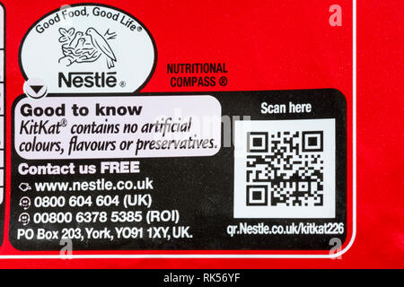 Kitkat qr code scanner ici sur pack de kitkats - Bon à savoir KitKat ne contient pas de colorants, arômes ou conservateurs Banque D'Images