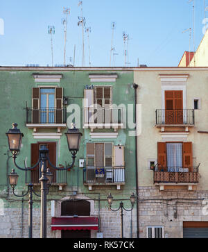 L'ITALIE, Lecce - 5 octobre : Barletta est situé sur la côte de la mer Adriatique. Maisons de style ancien de l'Italie à côté de la place de la station de bus sur matin tim Banque D'Images