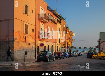 L'ITALIE, Lecce - 5 octobre : Barletta est situé sur la côte de la mer Adriatique. Rue à côté de la côte avec des voitures en ligne sur matin temps, Barletta, 5 Banque D'Images