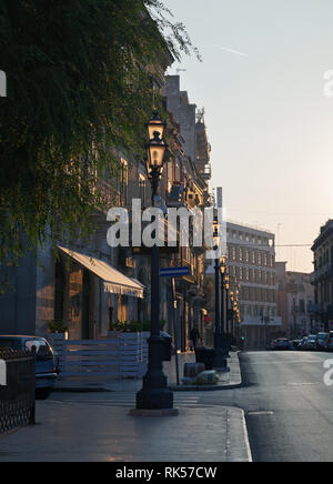 L'ITALIE, Lecce - 5 octobre : Barletta est situé sur la côte de la mer Adriatique. La rue vide avec belle lampe en ligne sur matin temps, Barletta, 5 octobre Banque D'Images