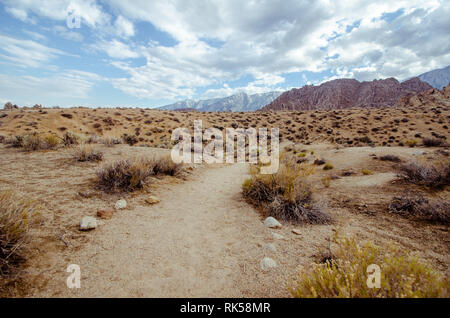 Alabama Hills en Californie - saleté de Lone Pine Trail dans la région. De nombreux films classiques de l'Ouest ont été faites dans ce domaine Banque D'Images