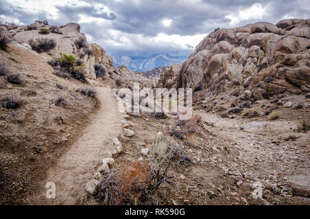 Sentier à travers rochers géants au passage Moibus en Alabama Hills, en Californie, dans la partie Est de la Sierra Nevada Banque D'Images