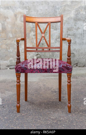 Antique Vintage chaise en acajou avec tissu rouge et la sculpture sur bois isolé sur fond blanc Banque D'Images