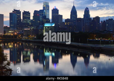 Philadelphie, Pennsylvanie, USA - 12 septembre 2015 : Philadelphia skyline et Schuylkill river Banque D'Images