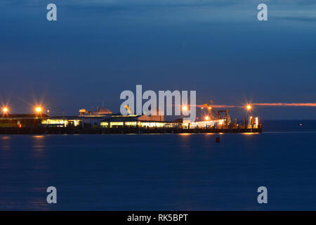 Ryde Pier Head sur l'île de Wight photographié pendant heure bleue, juste après le coucher du soleil. Banque D'Images