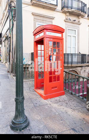 Cabine téléphonique rouge sur rue. Porto, Portugal Banque D'Images