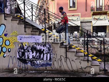 Artiste milanaise Cristina Donati Meyer's new 'travail Clandestini' sur le Naviglio Grande à Milan, Italie. L'œuvre dépeint les migrants sur un bateau avec Sigmund Freud, Isabel Allende, Madonna, Marc Chagall, Charlie Chaplin, Albert Einstein, Rudolph Valentino, et Lady Gaga. Doté d''atmosphère : où : Milan, Italie Quand : 08 Jan 2019 Credit : IPA/WENN.com **Uniquement disponible pour publication au Royaume-Uni, USA, Allemagne, Autriche, Suisse** Banque D'Images