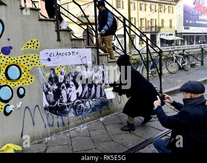 Artiste milanaise Cristina Donati Meyer's new 'travail Clandestini' sur le Naviglio Grande à Milan, Italie. L'œuvre dépeint les migrants sur un bateau avec Sigmund Freud, Isabel Allende, Madonna, Marc Chagall, Charlie Chaplin, Albert Einstein, Rudolph Valentino, et Lady Gaga. Doté d''atmosphère : où : Milan, Italie Quand : 08 Jan 2019 Credit : IPA/WENN.com **Uniquement disponible pour publication au Royaume-Uni, USA, Allemagne, Autriche, Suisse** Banque D'Images