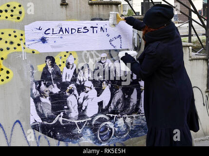 Artiste milanaise Cristina Donati Meyer's new 'travail Clandestini' sur le Naviglio Grande à Milan, Italie. L'œuvre dépeint les migrants sur un bateau avec Sigmund Freud, Isabel Allende, Madonna, Marc Chagall, Charlie Chaplin, Albert Einstein, Rudolph Valentino, et Lady Gaga. Doté d''atmosphère : où : Milan, Italie Quand : 08 Jan 2019 Credit : IPA/WENN.com **Uniquement disponible pour publication au Royaume-Uni, USA, Allemagne, Autriche, Suisse** Banque D'Images