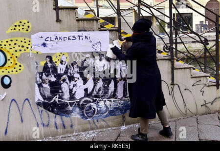 Artiste milanaise Cristina Donati Meyer's new 'travail Clandestini' sur le Naviglio Grande à Milan, Italie. L'œuvre dépeint les migrants sur un bateau avec Sigmund Freud, Isabel Allende, Madonna, Marc Chagall, Charlie Chaplin, Albert Einstein, Rudolph Valentino, et Lady Gaga. Doté d''atmosphère : où : Milan, Italie Quand : 08 Jan 2019 Credit : IPA/WENN.com **Uniquement disponible pour publication au Royaume-Uni, USA, Allemagne, Autriche, Suisse** Banque D'Images