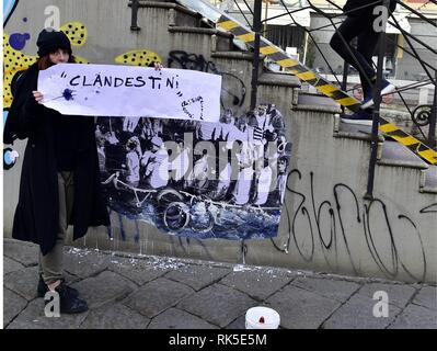 Artiste milanaise Cristina Donati Meyer's new 'travail Clandestini' sur le Naviglio Grande à Milan, Italie. L'œuvre dépeint les migrants sur un bateau avec Sigmund Freud, Isabel Allende, Madonna, Marc Chagall, Charlie Chaplin, Albert Einstein, Rudolph Valentino, et Lady Gaga. Doté d''atmosphère : où : Milan, Italie Quand : 08 Jan 2019 Credit : IPA/WENN.com **Uniquement disponible pour publication au Royaume-Uni, USA, Allemagne, Autriche, Suisse** Banque D'Images