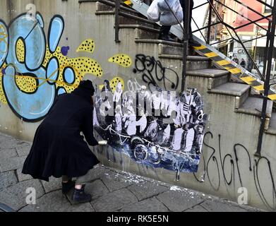 Artiste milanaise Cristina Donati Meyer's new 'travail Clandestini' sur le Naviglio Grande à Milan, Italie. L'œuvre dépeint les migrants sur un bateau avec Sigmund Freud, Isabel Allende, Madonna, Marc Chagall, Charlie Chaplin, Albert Einstein, Rudolph Valentino, et Lady Gaga. Doté d''atmosphère : où : Milan, Italie Quand : 08 Jan 2019 Credit : IPA/WENN.com **Uniquement disponible pour publication au Royaume-Uni, USA, Allemagne, Autriche, Suisse** Banque D'Images