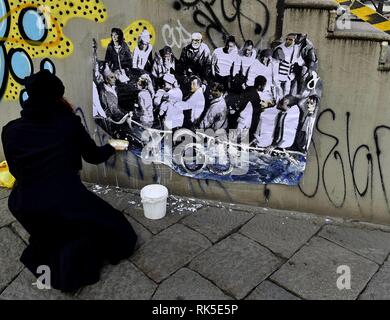 Artiste milanaise Cristina Donati Meyer's new 'travail Clandestini' sur le Naviglio Grande à Milan, Italie. L'œuvre dépeint les migrants sur un bateau avec Sigmund Freud, Isabel Allende, Madonna, Marc Chagall, Charlie Chaplin, Albert Einstein, Rudolph Valentino, et Lady Gaga. Doté d''atmosphère : où : Milan, Italie Quand : 08 Jan 2019 Credit : IPA/WENN.com **Uniquement disponible pour publication au Royaume-Uni, USA, Allemagne, Autriche, Suisse** Banque D'Images