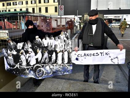 Artiste milanaise Cristina Donati Meyer's new 'travail Clandestini' sur le Naviglio Grande à Milan, Italie. L'œuvre dépeint les migrants sur un bateau avec Sigmund Freud, Isabel Allende, Madonna, Marc Chagall, Charlie Chaplin, Albert Einstein, Rudolph Valentino, et Lady Gaga. Doté d''atmosphère : où : Milan, Italie Quand : 08 Jan 2019 Credit : IPA/WENN.com **Uniquement disponible pour publication au Royaume-Uni, USA, Allemagne, Autriche, Suisse** Banque D'Images