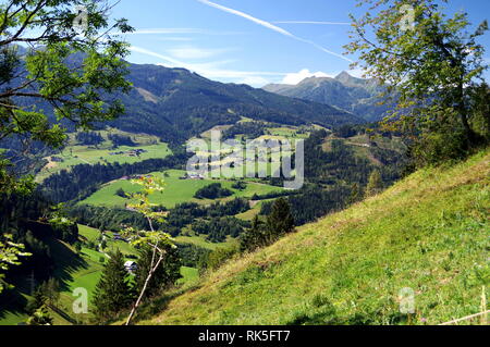 Les montagnes et les vallées avec beaucoup de verdure Banque D'Images