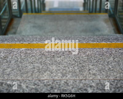 Image de l'escalier en granit avec des marqueurs de ligne jaune goind vers le bas Banque D'Images