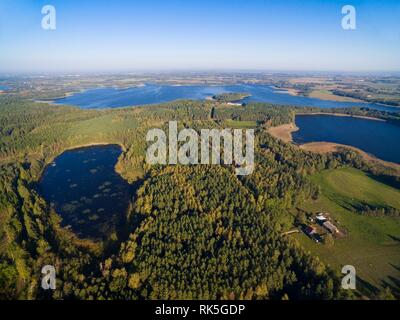 Vue aérienne de belle couverte de forêt paysage de Mazurie, Région du lac Stregielek sur la droite, le lac Stregiel en arrière-plan, Pologne Banque D'Images