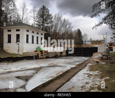 Blocs de glace sur le canal Érié à l'écluse 23 à Brewerton, New York en hiver Banque D'Images