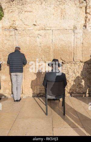 Israël, Jérusalem - 31 janvier 2019 Eglise Orthodoxe : Juifs en prière au Mur des lamentations Banque D'Images