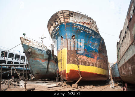 Travailleurs de quai ,06 february2019 dhaka Bangladesh, travailleurs de quai dans un chantier naval de Dhaka, au Bangladesh. La construction navale au Bangladesh est devenue une industrie majeure Banque D'Images