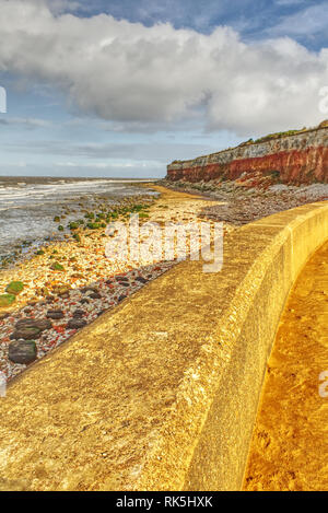 Les falaises de Hunstanton, Norfolk, England, UK vu de la digue le long de la prom Banque D'Images