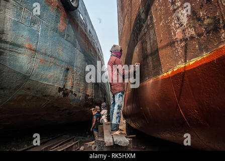 Travailleurs de quai ,06 february2019 dhaka Bangladesh, travailleurs de quai dans un chantier naval de Dhaka, au Bangladesh. La construction navale au Bangladesh est devenue une industrie majeure Banque D'Images