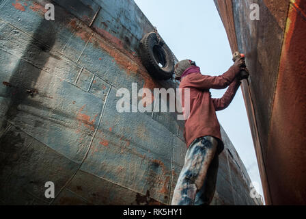 Travailleurs de quai ,06 february2019 dhaka Bangladesh, travailleurs de quai dans un chantier naval de Dhaka, au Bangladesh. La construction navale au Bangladesh est devenue une industrie majeure Banque D'Images