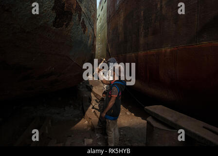 Travailleurs de quai ,06 february2019 dhaka Bangladesh, travailleurs de quai dans un chantier naval de Dhaka, au Bangladesh. La construction navale au Bangladesh est devenue une industrie majeure Banque D'Images