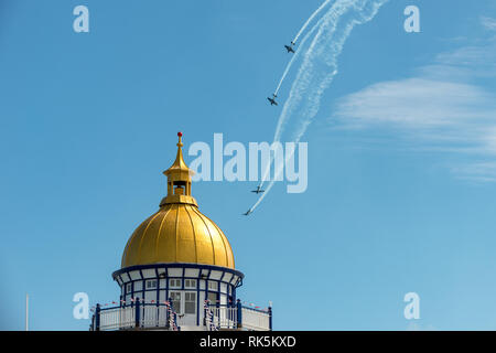 Avec de la fumée sur l'aéronef, stunt effectuer dans le ciel au-dessus du dôme doré de la jetée d''Eastbourne Eastbourne pendant le meeting aérien. Sussex, Angleterre. Banque D'Images