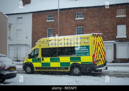 Stratford upon Avon warwickshire Angleterre UK 10 décembre 2017 chaos de voyage d'urgence avec ambulance dans le blizzard et la neige tout autour de Banque D'Images