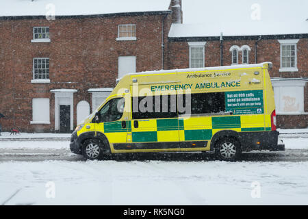 Stratford upon Avon warwickshire Angleterre UK 10 décembre 2017 chaos de voyage d'urgence avec ambulance dans le blizzard et la neige tout autour de Banque D'Images