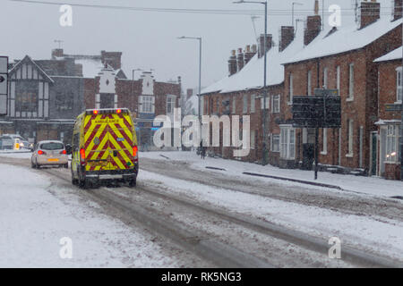 Stratford upon Avon warwickshire Angleterre UK 10 Décembre 2017 Vue arrière de l'ambulance d'urgence dans le blizzard et la neige tout autour de Banque D'Images