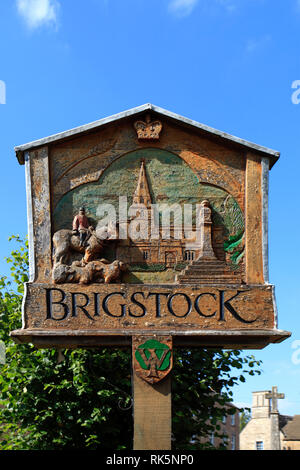 Panneau du Village, village Brigstock ; Northamptonshire, Angleterre Banque D'Images