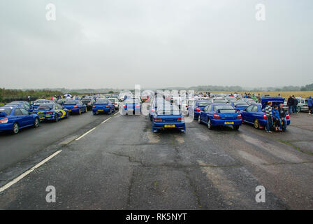 McRae rassemblement de Subaru Imprezas. Vers l'anniversaire de la mort Colin McRae, environ 1200 voitures ont créé une mosaïque de voitures record sur la piste RAF Honiley Banque D'Images