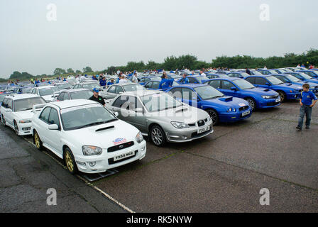 McRae rassemblement de Subaru Imprezas. Vers l'anniversaire de la mort Colin McRae, environ 1200 voitures ont créé une mosaïque de voitures record sur la piste RAF Honiley Banque D'Images