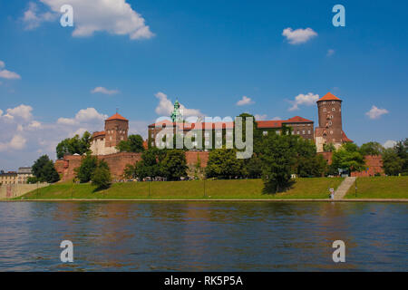 Château de Wawel Vue de la Vistule. Le clocher de la cathédrale du Wawel peut également être vu Banque D'Images