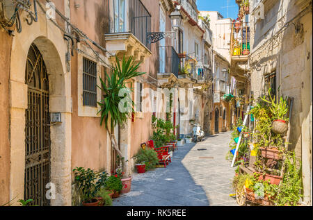 Dans la rue pittoresque de la vieille ville d'Ortigia, Syracuse, Sicile, Italie. Banque D'Images