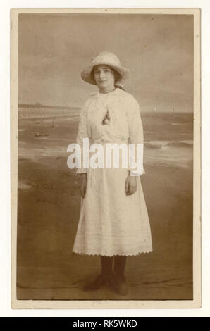 Début des années 1900, portrait de vacances en studio carte postale de jolie fille, adolescente, adolescente, portant la robe d'été blanche et chapeau de paille, vers 1912, Royaume-Uni Banque D'Images