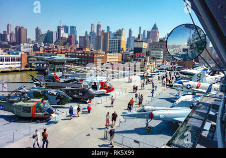 New York, NEW YORK / USA - 04.14.2018 : attraction NCY navire transporteur intrépides combattants et gratte-ciel de Manhattan avec l'arrière-plan Banque D'Images