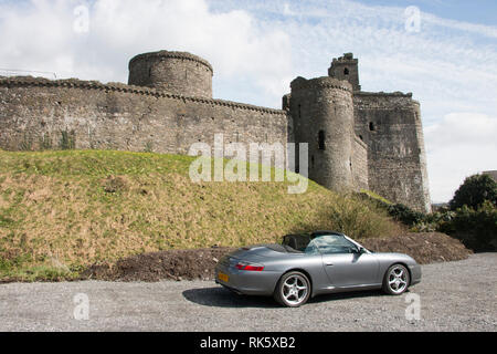 Château de Kidwelly (Castell Cydweli) un château normand avec vue sur la rivière et la ville de Gwendraeth, Kidwelly Carmarthenshire, Pays de Galles Banque D'Images