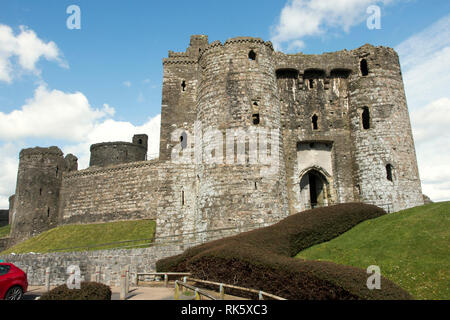 Château de Kidwelly (Castell Cydweli) un château normand avec vue sur la rivière et la ville de Gwendraeth, Kidwelly Carmarthenshire, Pays de Galles Banque D'Images