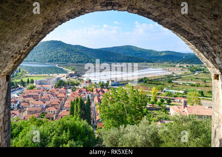 Vue panoramique sur la ville de Ston, connue pour ses salines, en Croatie Banque D'Images