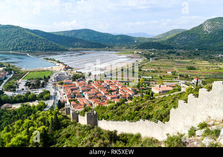 Vue panoramique sur la ville de Ston, connue pour ses salines, en Croatie Banque D'Images