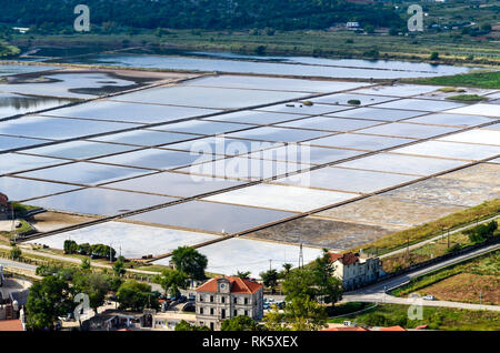 Vue panoramique sur la ville de Ston, connue pour ses salines, en Croatie Banque D'Images