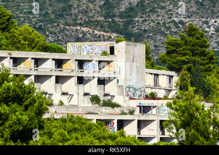 Ruines de l'hôtel Goricina à Kupari, une station balnéaire de la région de Dubrovnik, Croatie Banque D'Images