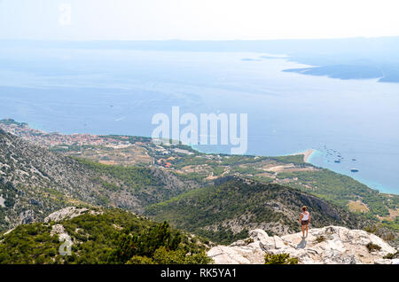 Randonneur au sommet du sentier de randonnée Vidova Gora sur l'île de Brac, Croatie Banque D'Images