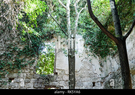 L'Hermitage de Blaca (Croate: Pustinja Blaca) est situé sur le côté sud de l'île de Brač, dans le comté de Split-Dalmatie en Croatie. Banque D'Images