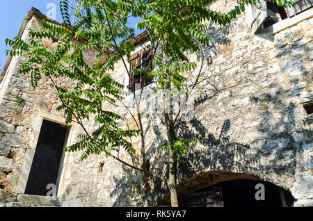 L'Hermitage de Blaca (Croate: Pustinja Blaca) est situé sur le côté sud de l'île de Brač, dans le comté de Split-Dalmatie en Croatie. Banque D'Images