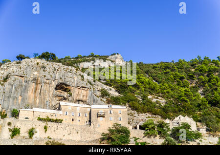 L'Hermitage de Blaca (Croate: Pustinja Blaca) est situé sur le côté sud de l'île de Brač, dans le comté de Split-Dalmatie en Croatie. Banque D'Images